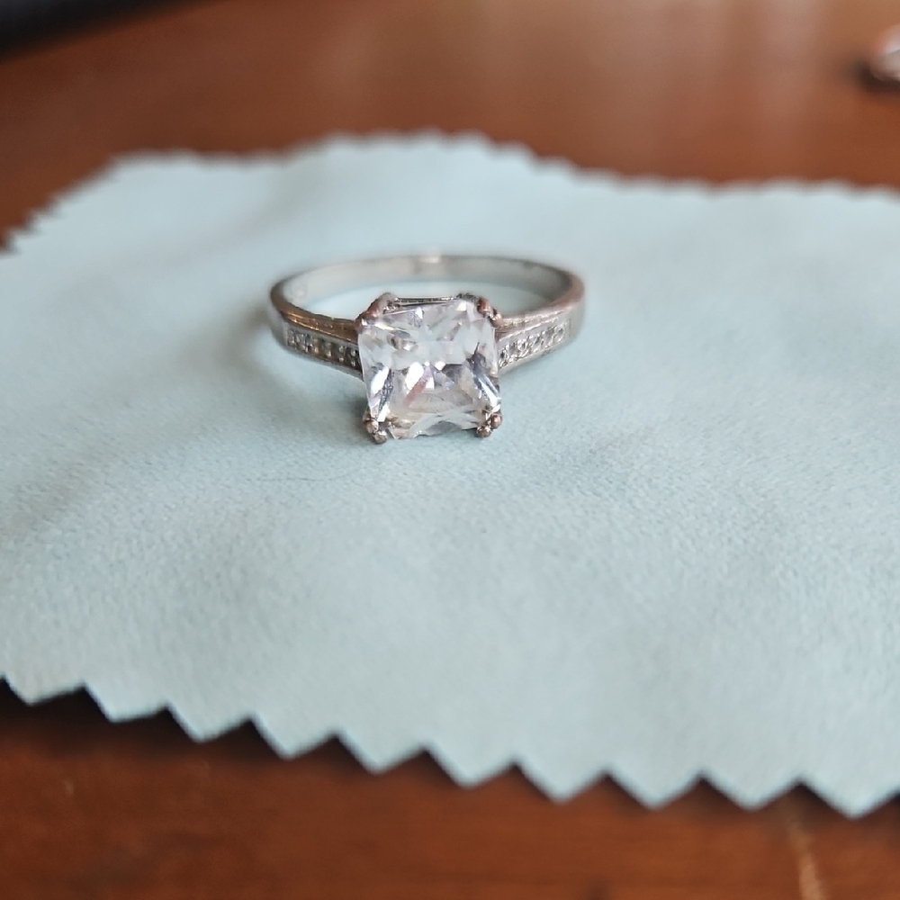 Elegant Silver Ring with Clear Gemstone